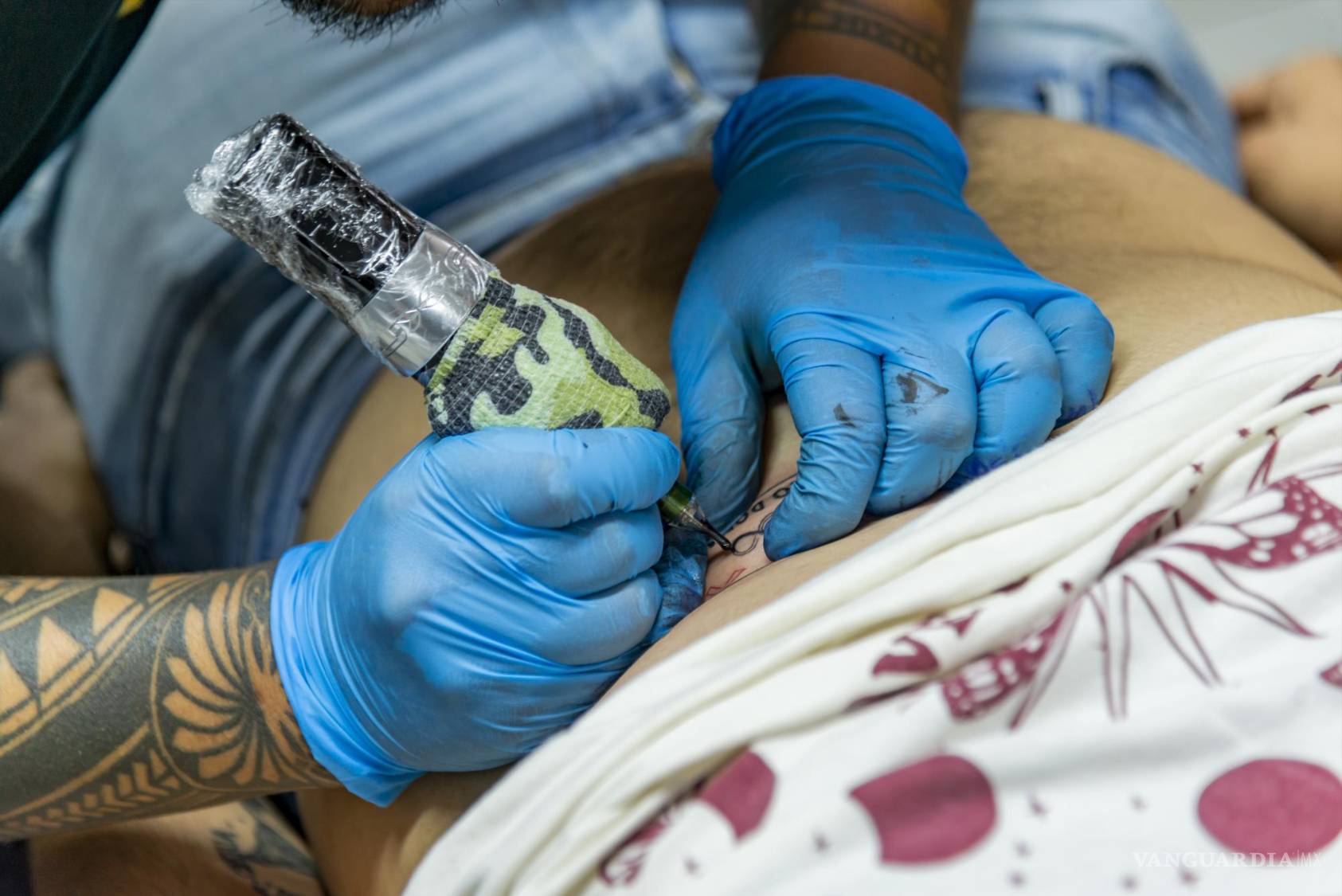 $!Roberto, quien se ganó el tatuaje, contó que antes de entrar a su actual empleo, sufrió un duro proceso de discriminación cuando le negaron entrar a otro trabajo al enterarse que es VIH positivo.