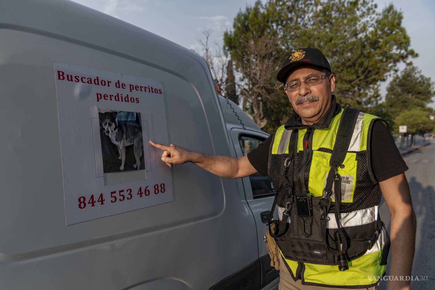 $!Su camioneta, rotulada con imágenes de mascotas, recorre colonias de Saltillo en busca de pistas que lo lleven a animales perdidos.