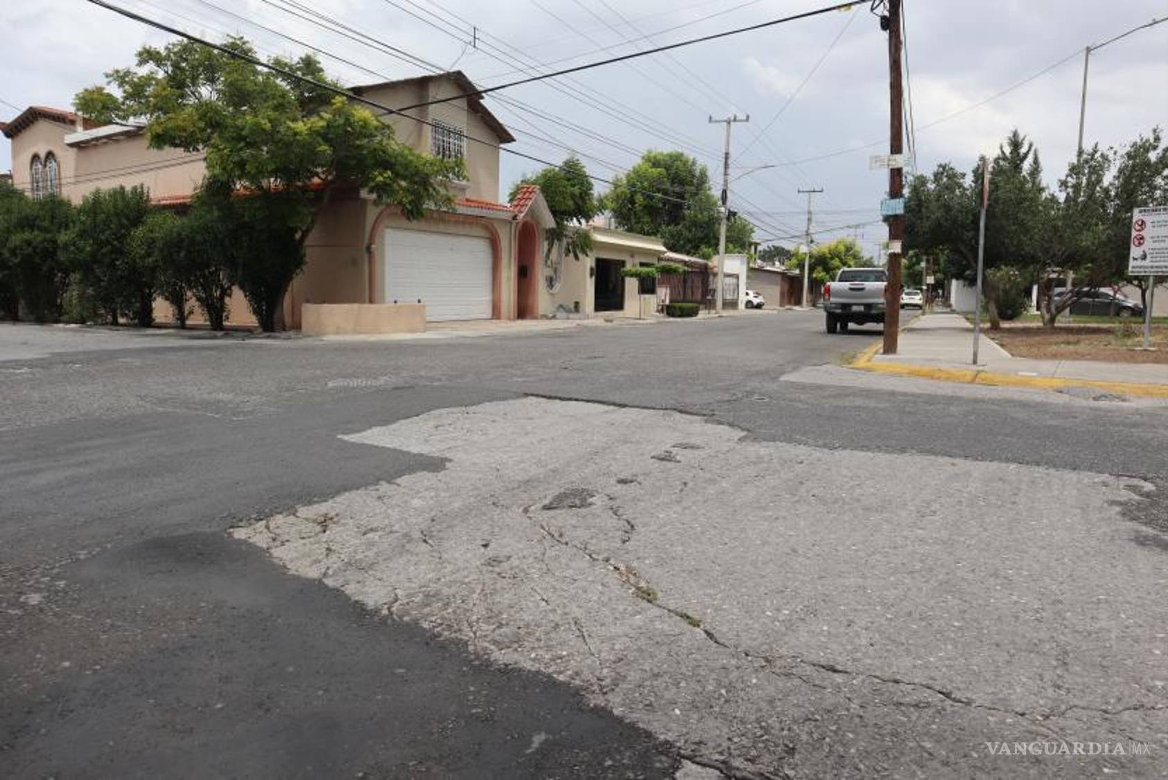 $!Los parches en el pavimento han borrado las pocas líneas existentes.