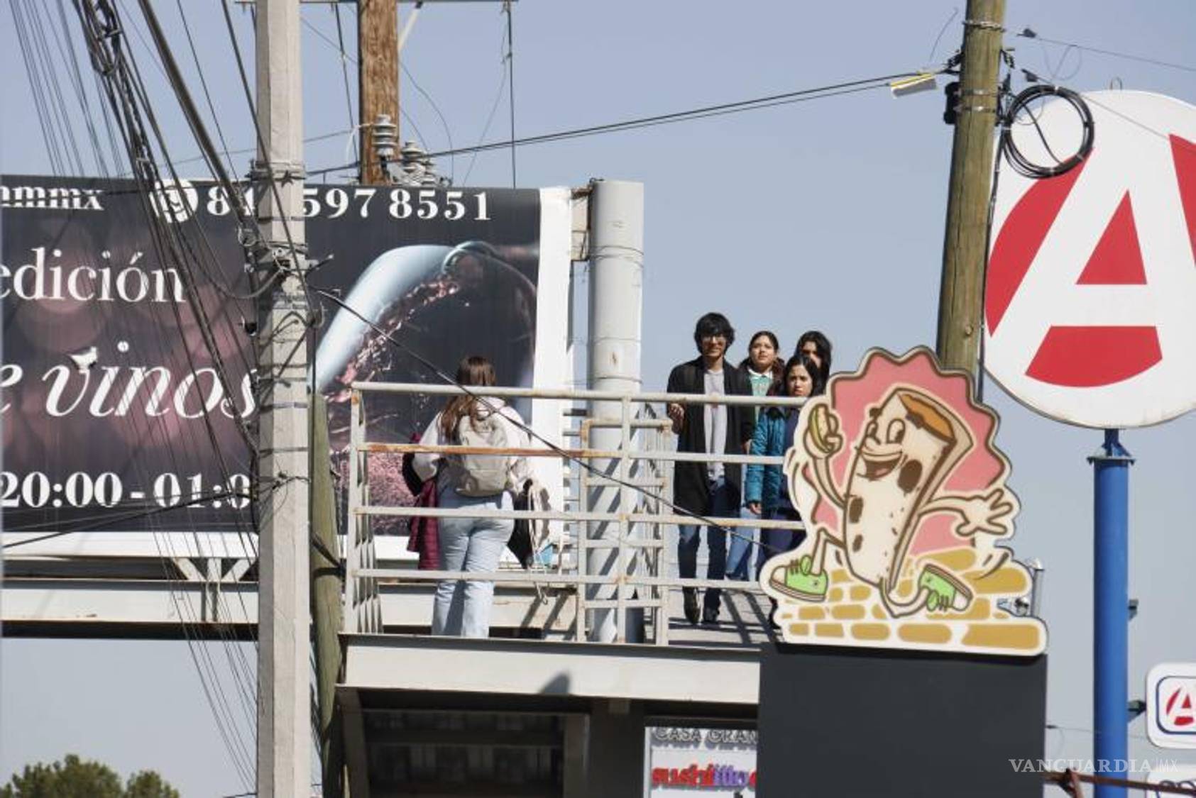 $!Estudiantes de UANE eligen entre el puente y la calle para cruzar el bullicioso bulevar José Musa de León, revelando diversas preferencias y motivaciones en su elección.