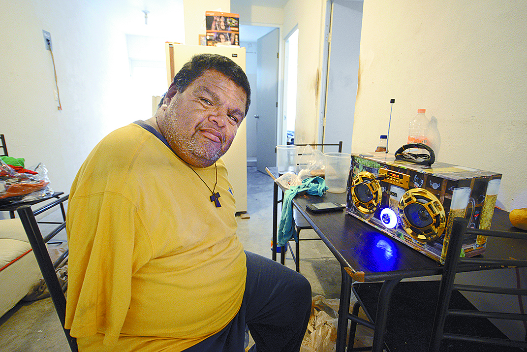 $!El hombre sin brazos que trabaja en los mercados de la ciudad