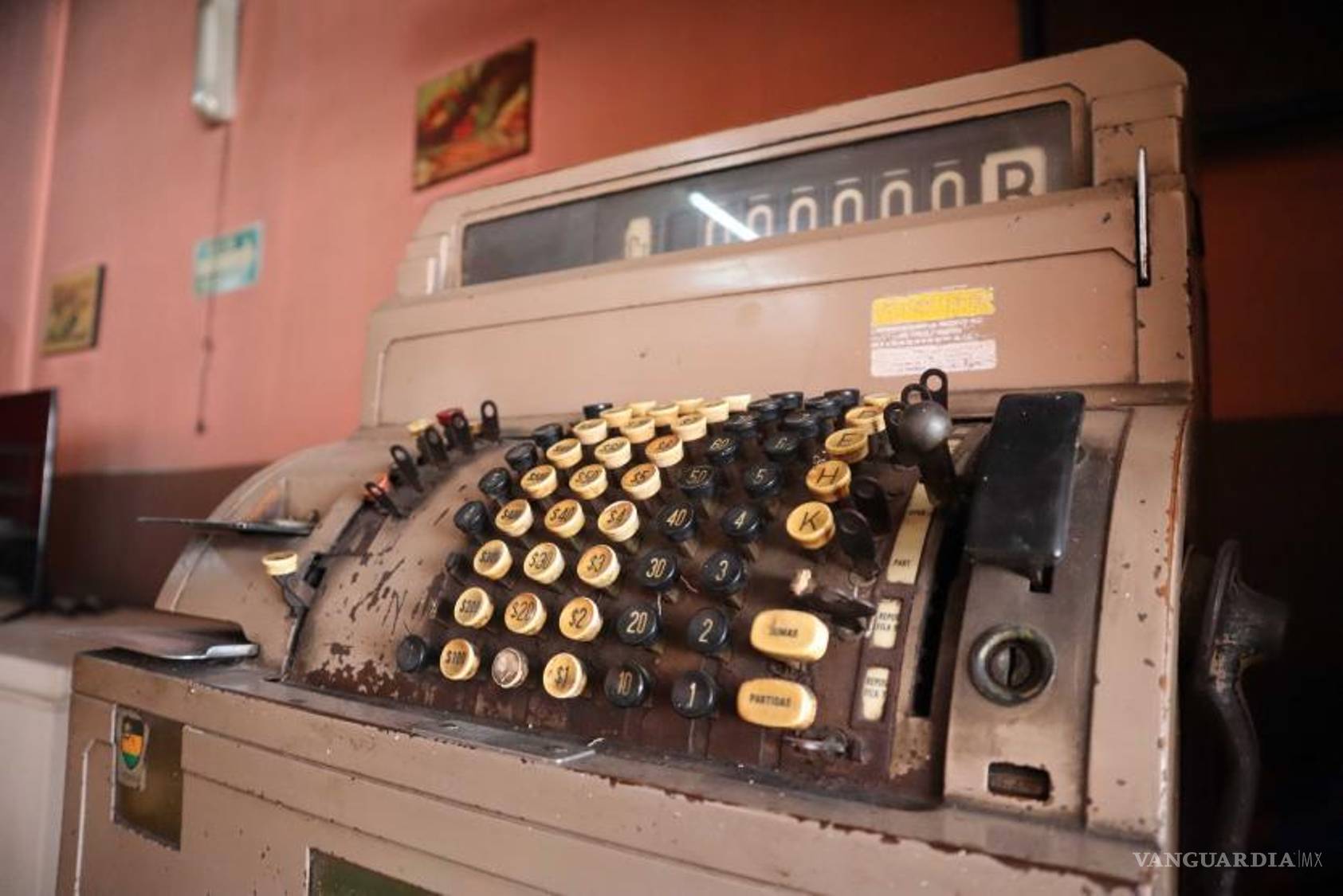 $!El restaurante Arcasa: un símbolo de generosidad y amor por la comida. La antigua caja registradora, llena de historias y cuentas pendientes, es parte de su encanto.