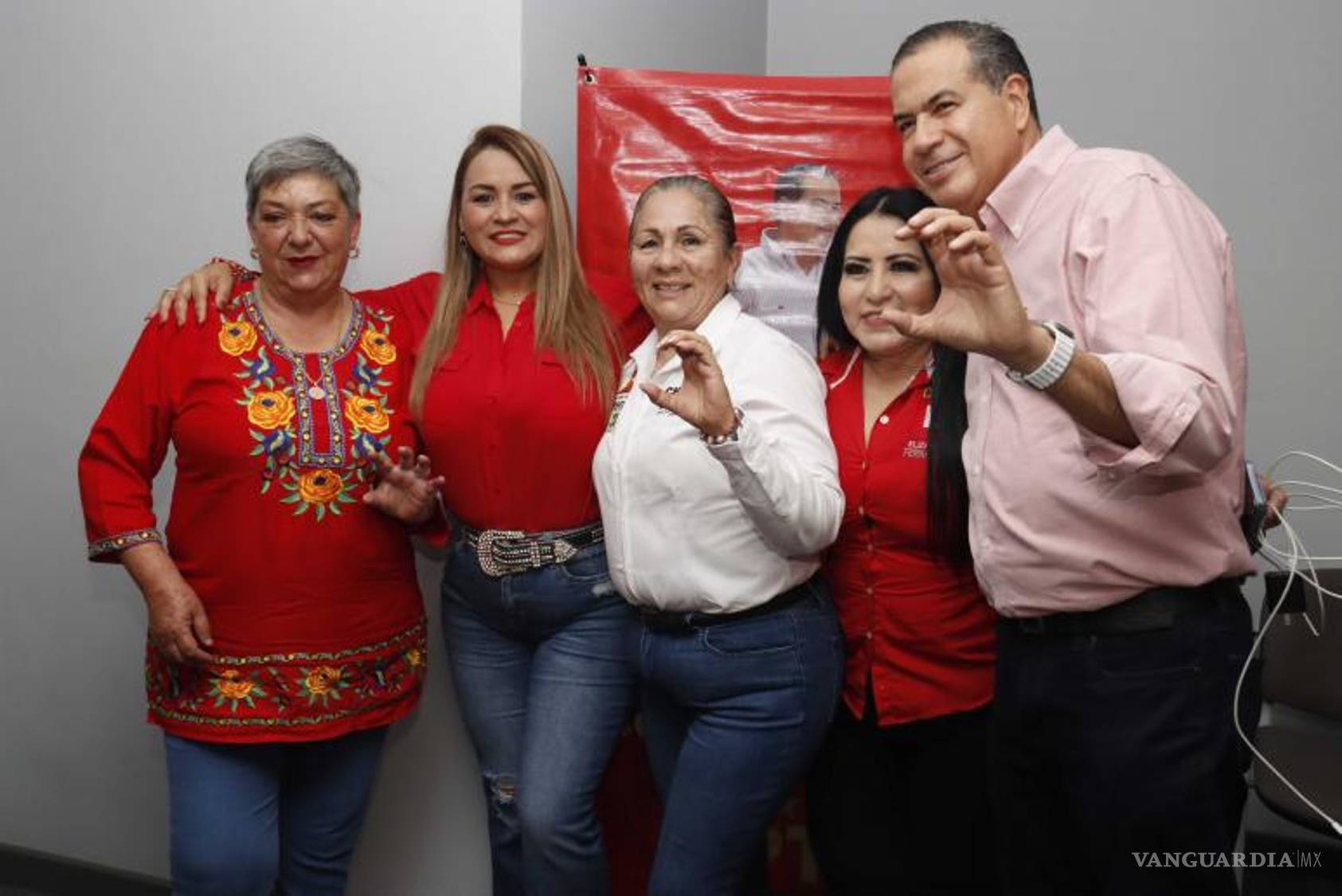 $!Diana al lado de militantes del PT y su dirigente estatal, Ricardo Mejía.