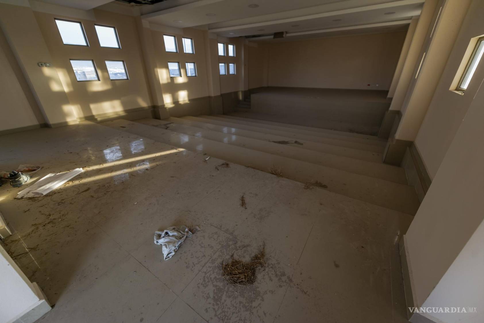 $!Los interiores del inmueble no están terminados y lucen descuidados, con basura, así como algunos daños por la falta de mantenimiento.