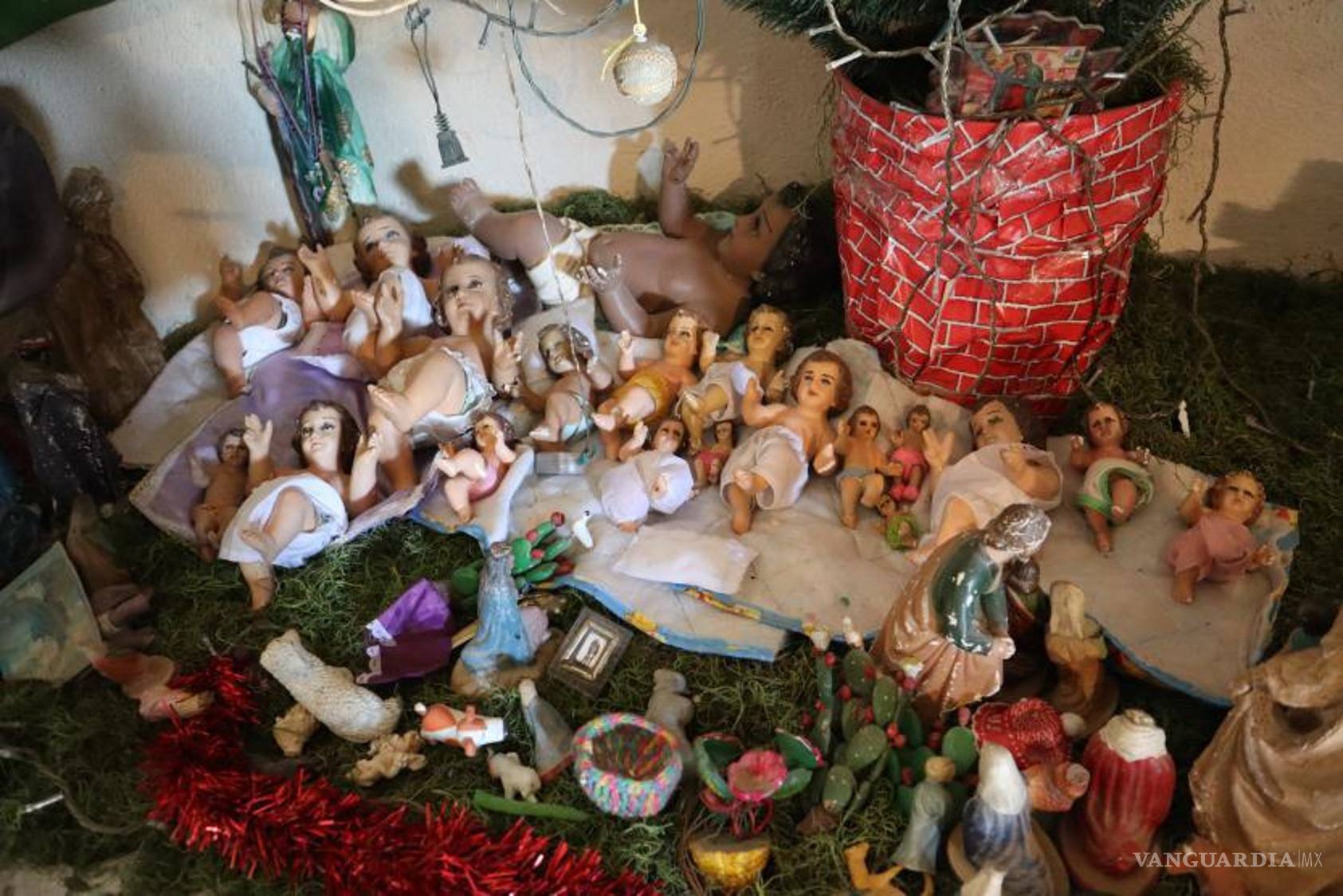 $!Don Leo señaló que sigue abierto a recibir más figuras de Niño Dios pues asegura que quiere seguir manteniendo la tradición que heredó de su madre.