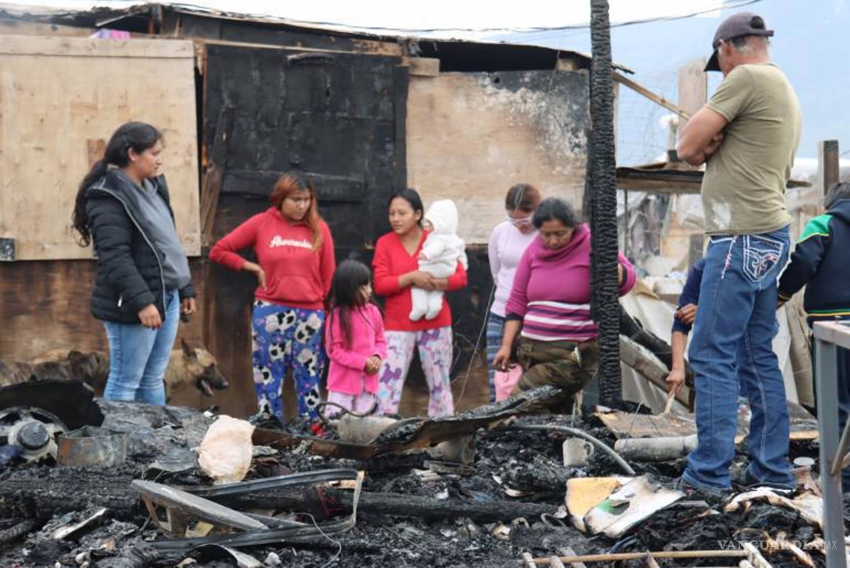 $!Los vecinos afirman que el fuego provocó la explosión de tanques de gas.