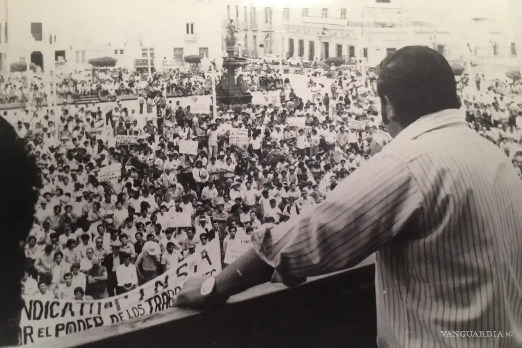 $!Vista desde el templete hacia la Plaza de Armas durante la huelga de los trabajadores de CINSA-CIFUNSA el 3 de abril de 1974. Más de seis mil obreros paralizaron labores para exigir salarios dignos, igualdad para las trabajadoras y respeto sindical. La protesta marcó un hito en la historia del sindicalismo en México, al poner a Saltillo en el mapa de la lucha obrera nacional.