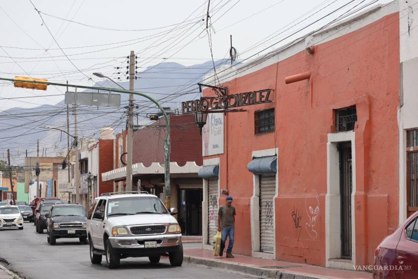 $!La calle de Manuel Pérez Treviño en el pleno Centro Histórico de Saltillo, aún conserva ciertos elementos que dan vestigio de lo que fue su pasado.