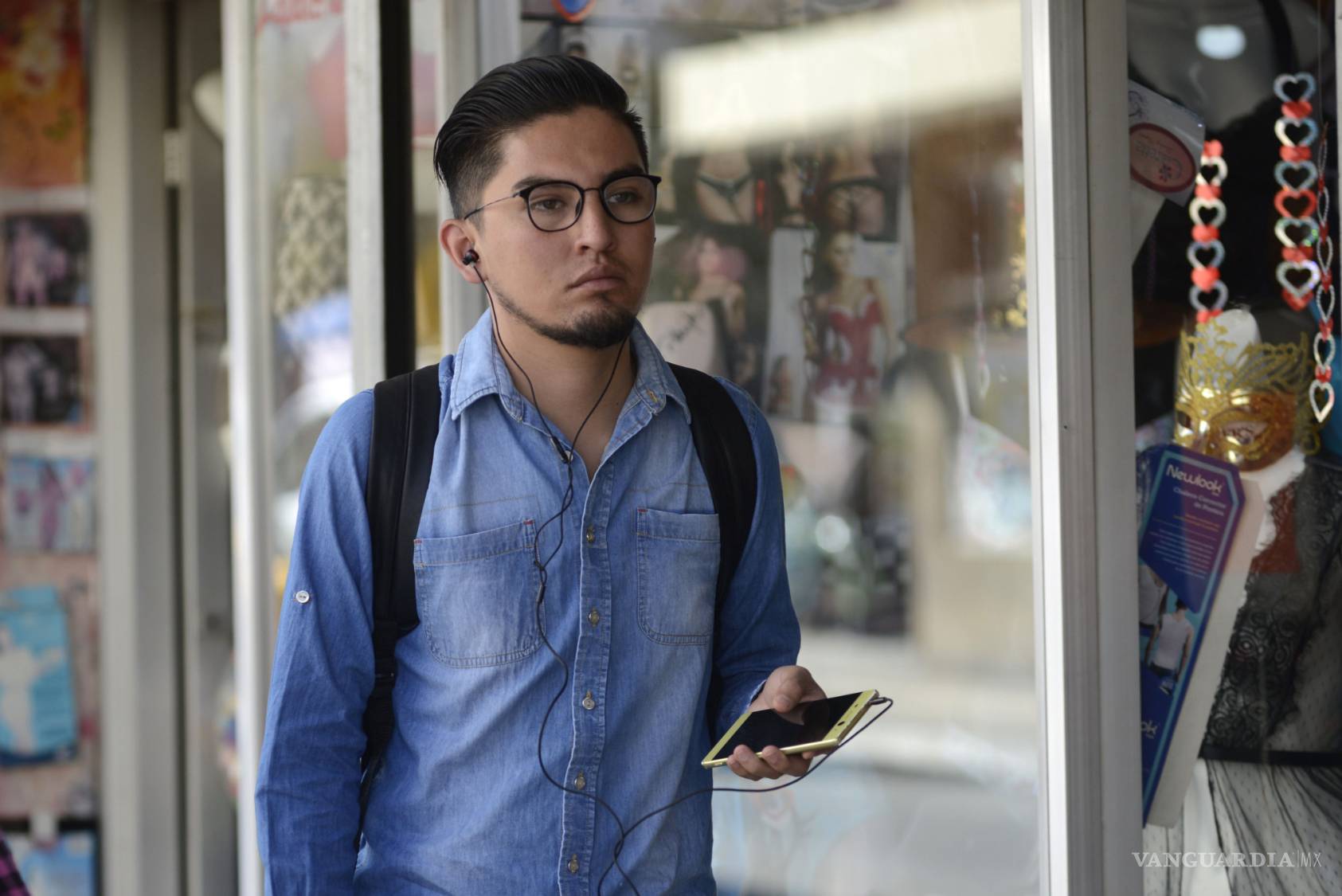 $!Advierten sobre el riesgo del uso de audífonos