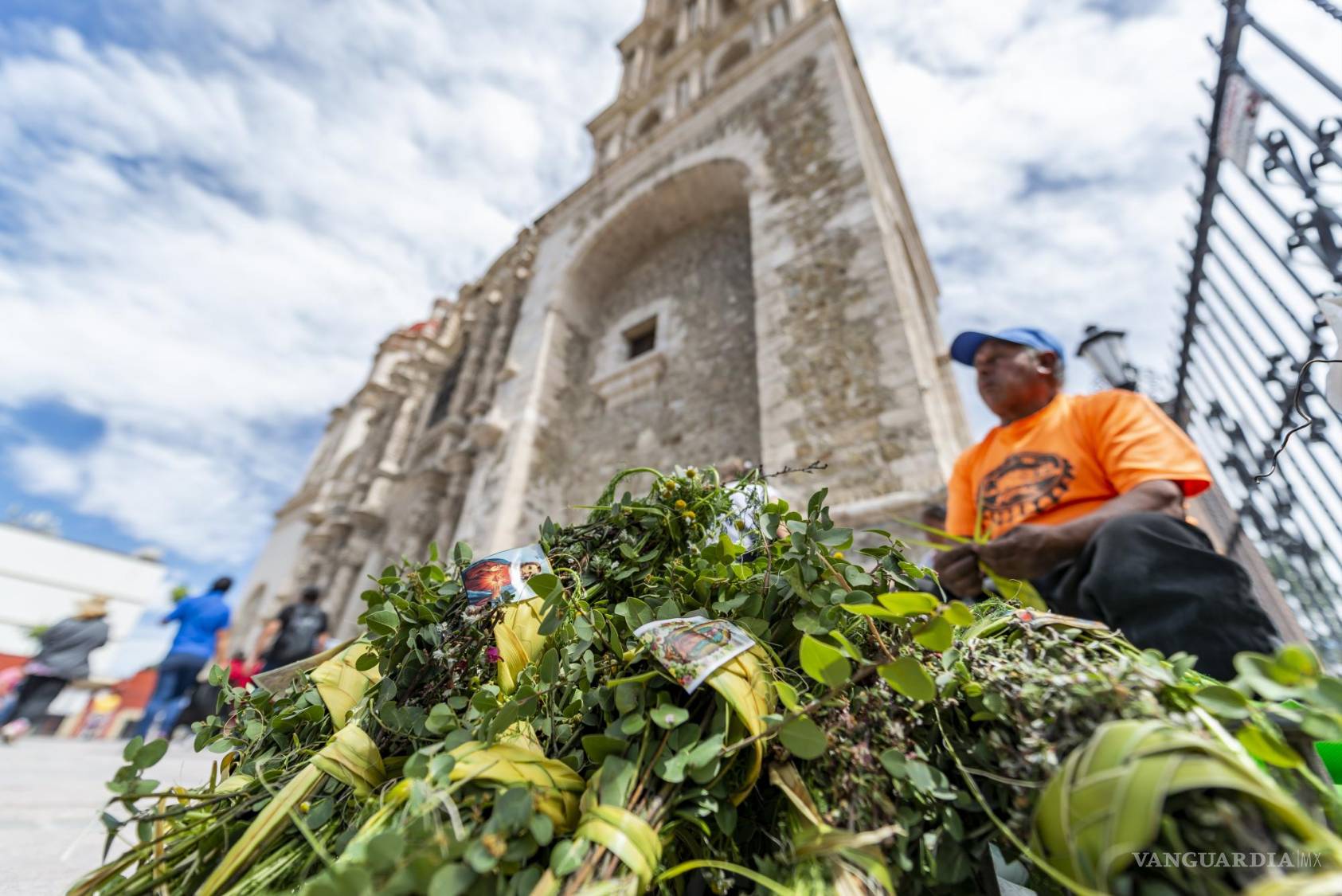 $!Vendedores ofrecen una variedad de ramos a los fieles que acuden a la Catedral de Santiago.