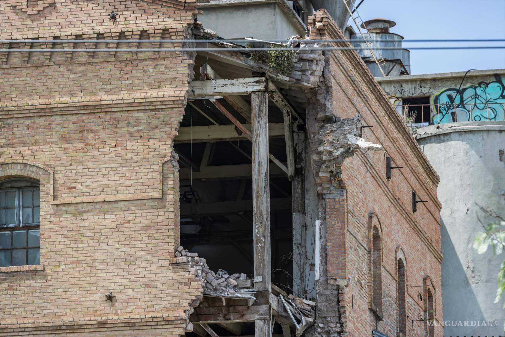 $!Agujero en la fachada principal del edificio abandonado.