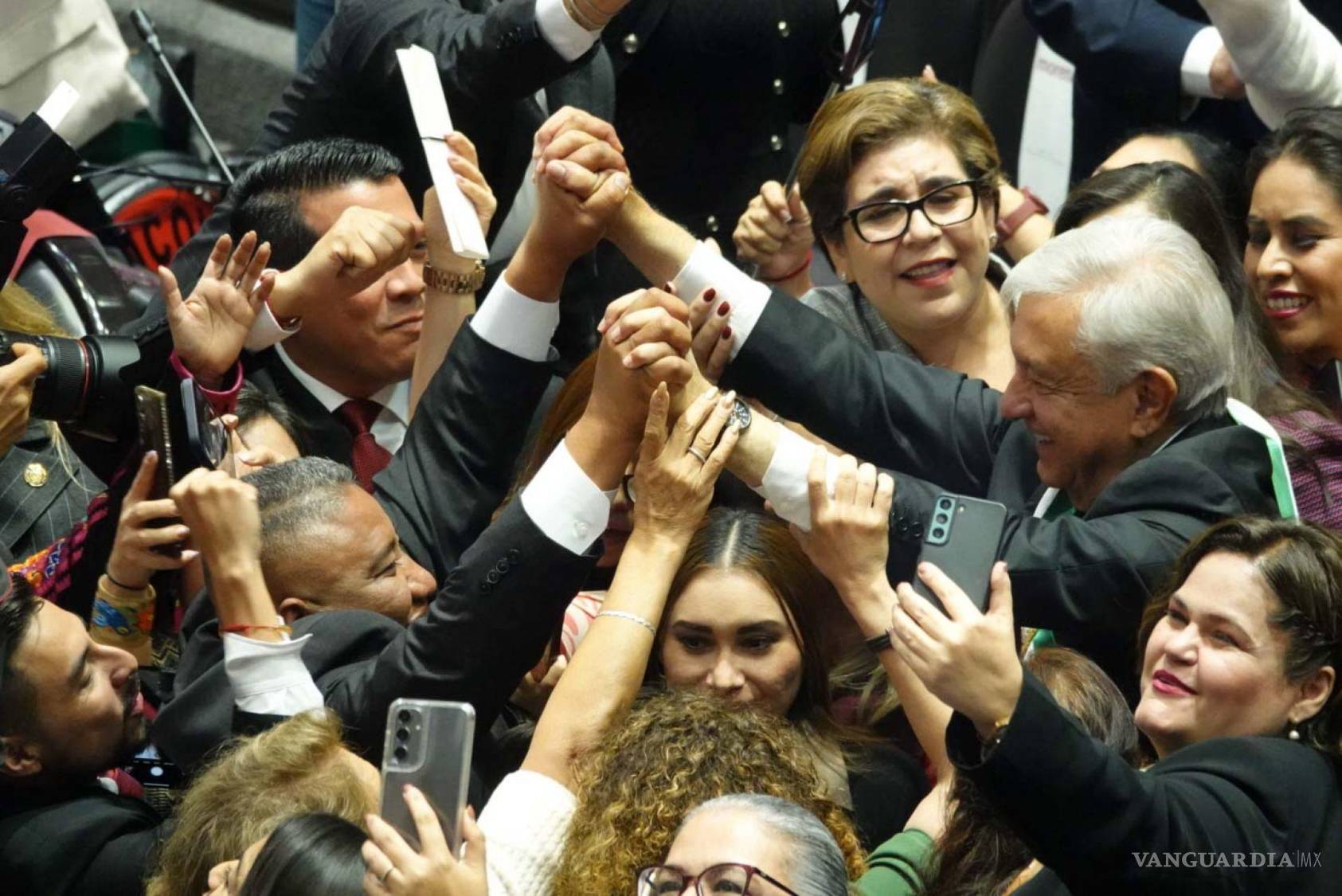 $!CIUDAD DE MÉXICO,01OCTUBRE2024.- Andrés Manuel López Obrador, expresidente de los Estados Unidos Mexicanos, entregó la banda presidencial a Claudia Sheinbaum, presidenta electa, durante la Sesión Ordinaria en la Cámara de Diputados. FOTO: GRACIELA LÓPEZ/CUARTOSCURO.COM