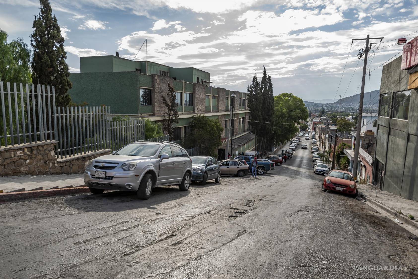 $!Por dicha vialidad circulan ambulancias para acceder al hospital.