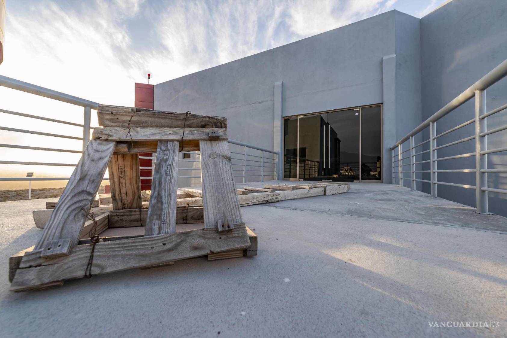 $!En algunas partes del edificio todavía se observan materiales de construcción.