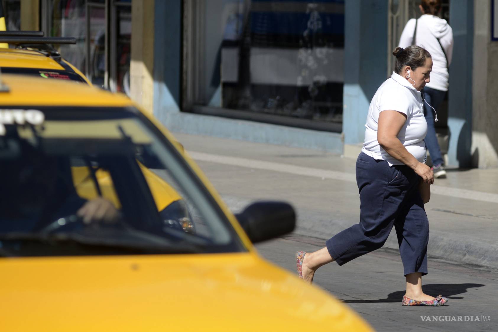 $!Advierten sobre el riesgo del uso de audífonos