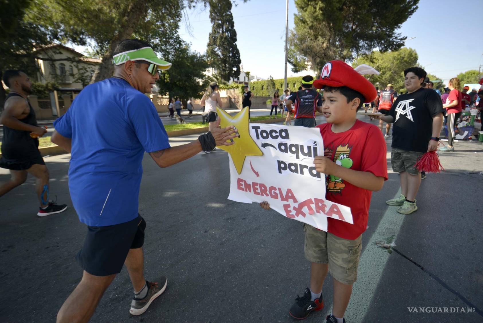 $!Niños también se sumaron al apoyo de los corredores para darles palabras de aliento.