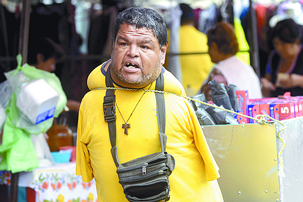 $!El hombre sin brazos que trabaja en los mercados de la ciudad