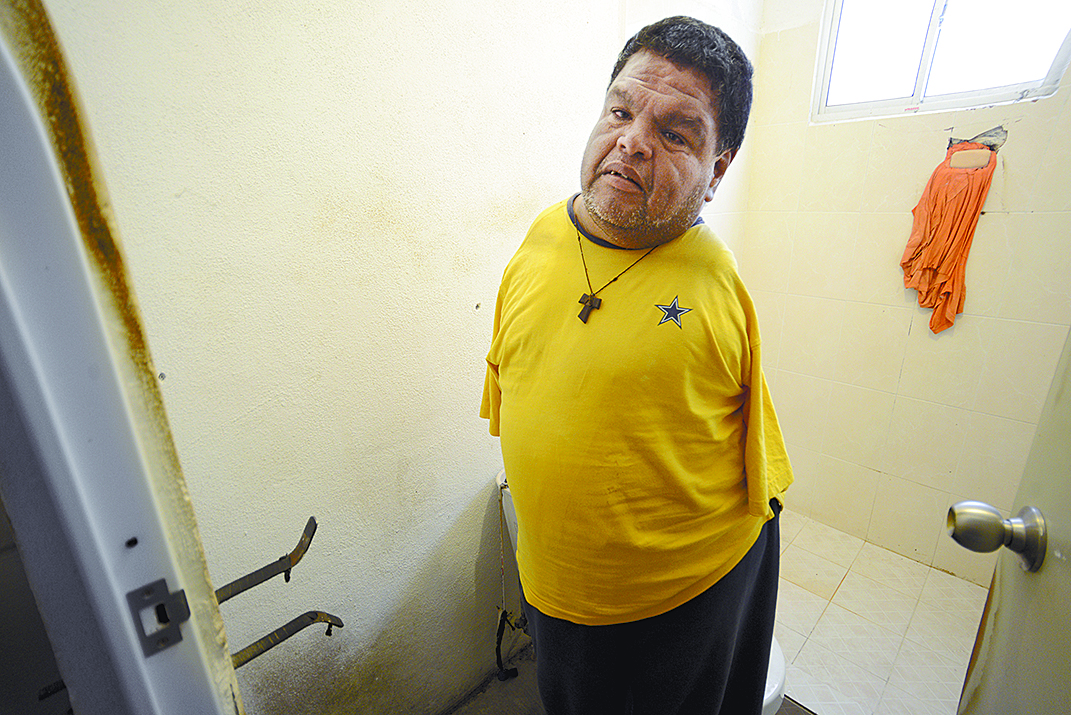 $!El hombre sin brazos que trabaja en los mercados de la ciudad