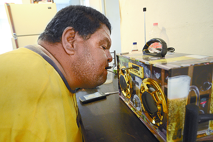 $!El hombre sin brazos que trabaja en los mercados de la ciudad