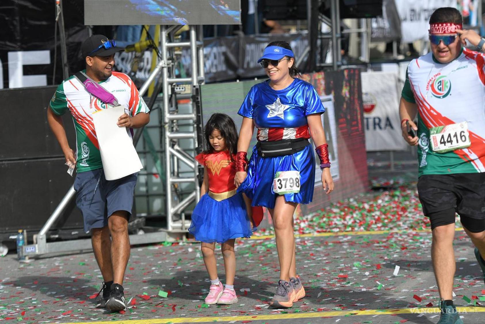 $!Miles de personas salieron a las calles para apoyar a los corredores durante la edición 2026 de la 21K Coahuila.