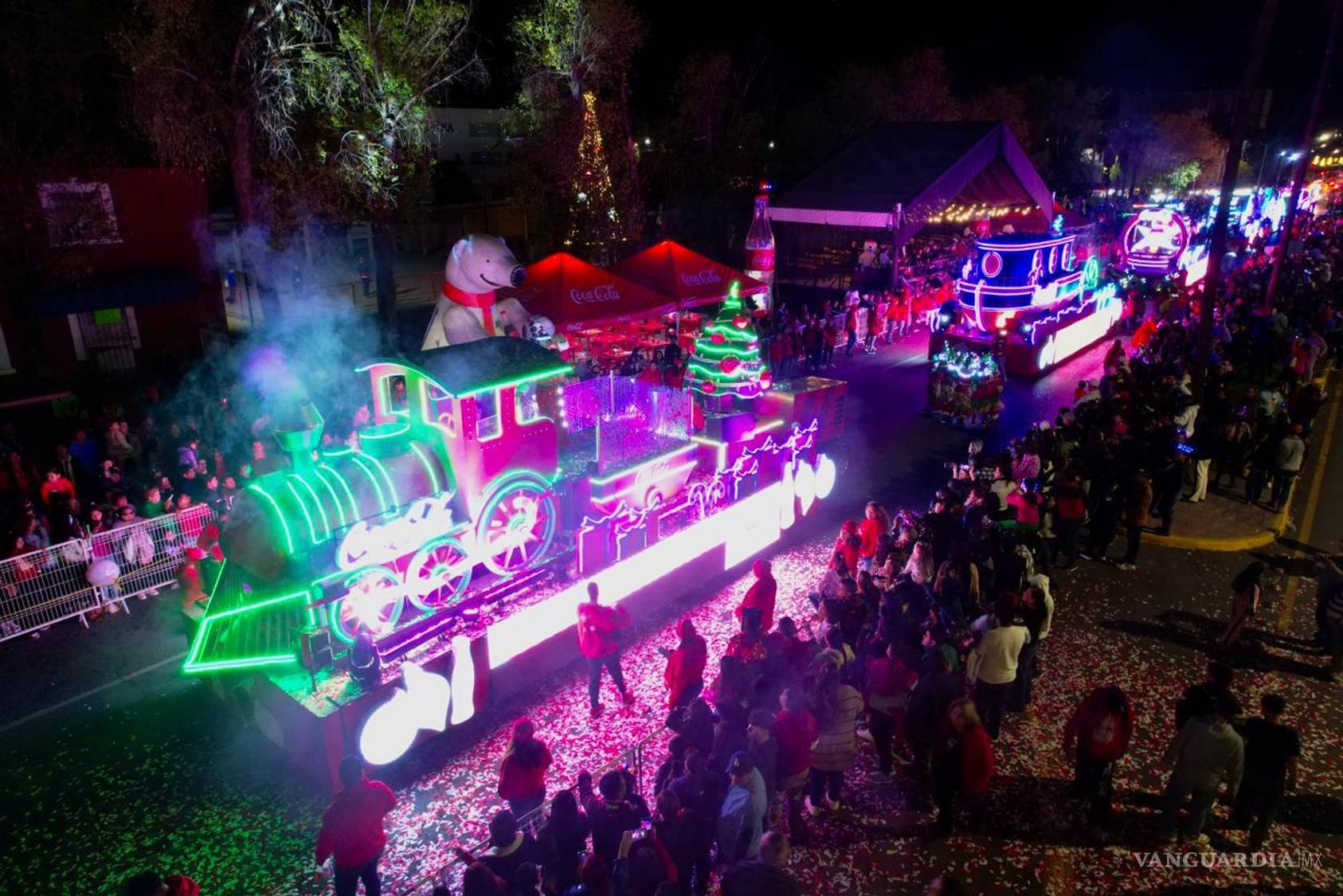 $!Niñas y niños disfrutaron el paso de los carros alegóricos, decorados con luces, figuras navideñas y personajes clásicos de la temporada.
