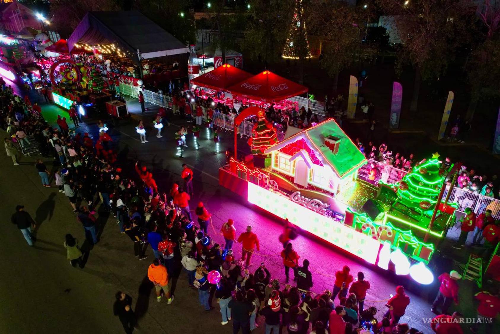 $!Las calles de Saltillo se llenaron de luces y color con el paso de la caravana, que fue seguida con entusiasmo por el público.