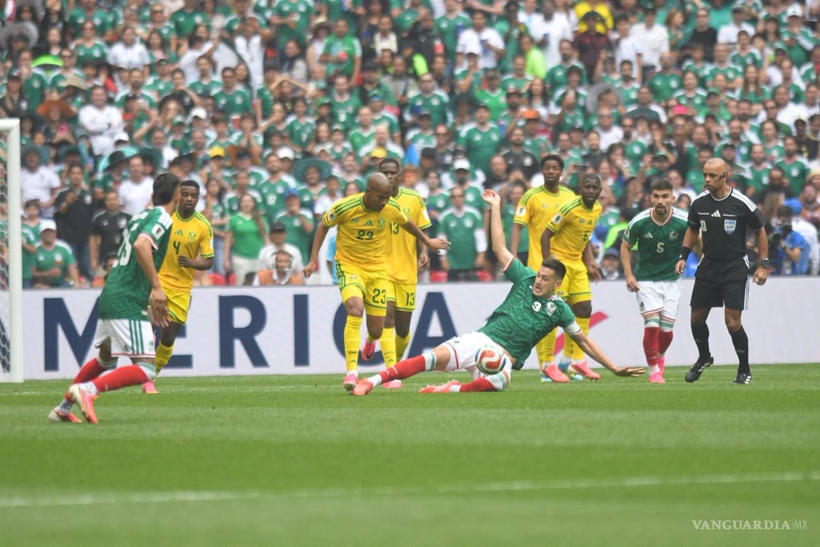 $!César “Cachorro” Montes lideró a la defensa mexicana con autoridad y se ganó la ovación constante de los aficionados.