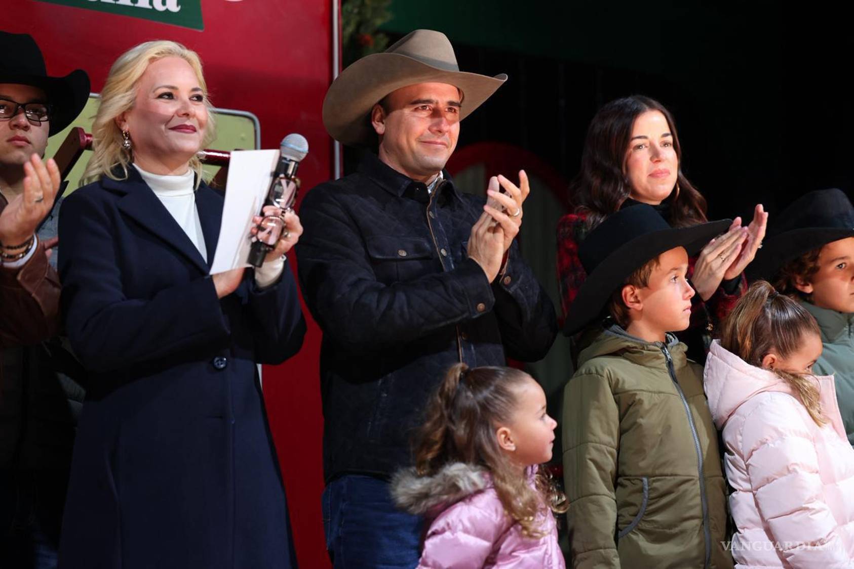 $!Los espectáculos navideños fueron disfrutados por todos en la Plaza Principal de Múzquiz, marcando el inicio de la temporada de fiestas en Coahuila.