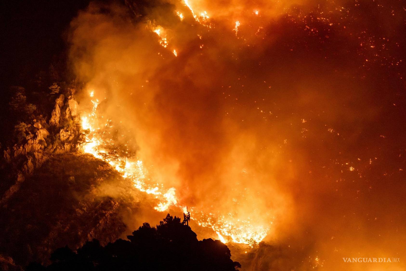 $!Llamas se elevan desde un voraz incendio forestal cerca de la ciudad de Omis, Croacia. Los incendios obligaron a la evacuación de cerca de 2 mil residentes.
