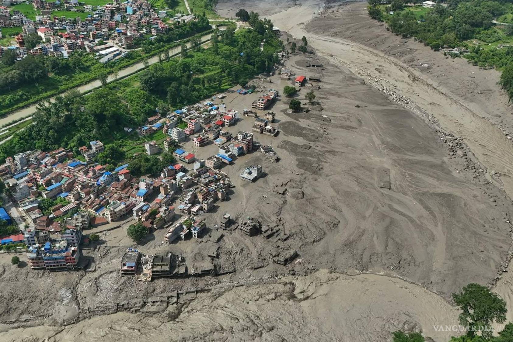$!Viviendas dañadas cerca de la orilla, llena de escombros, del río Trishuli, tras las inundaciones repentinas, en el distrito de Nuwakot, Nepal, el 26 de agosto de 2026.