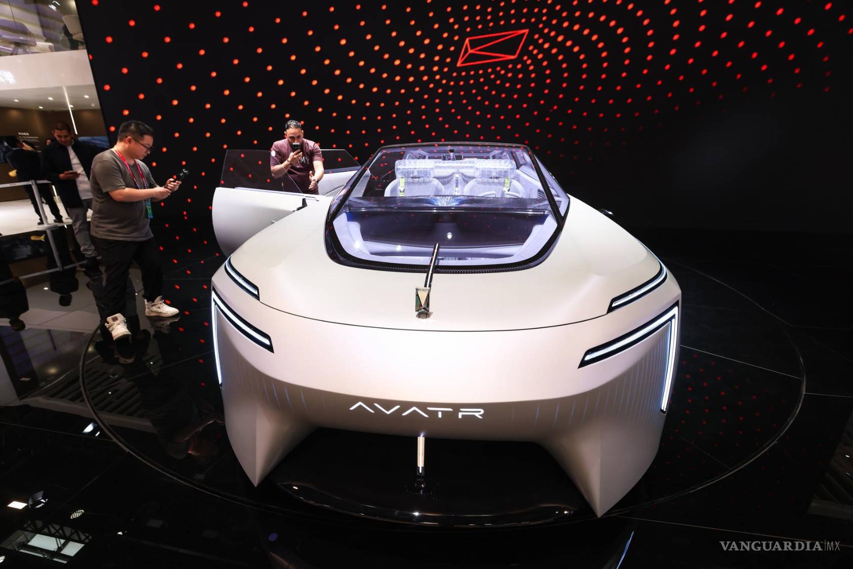 $!Los visitantes observan un prototipo del Avatr en el stand de Avatr de la Exposición Internacional del Automóvil de Pekín 2026 en Pekín, China.