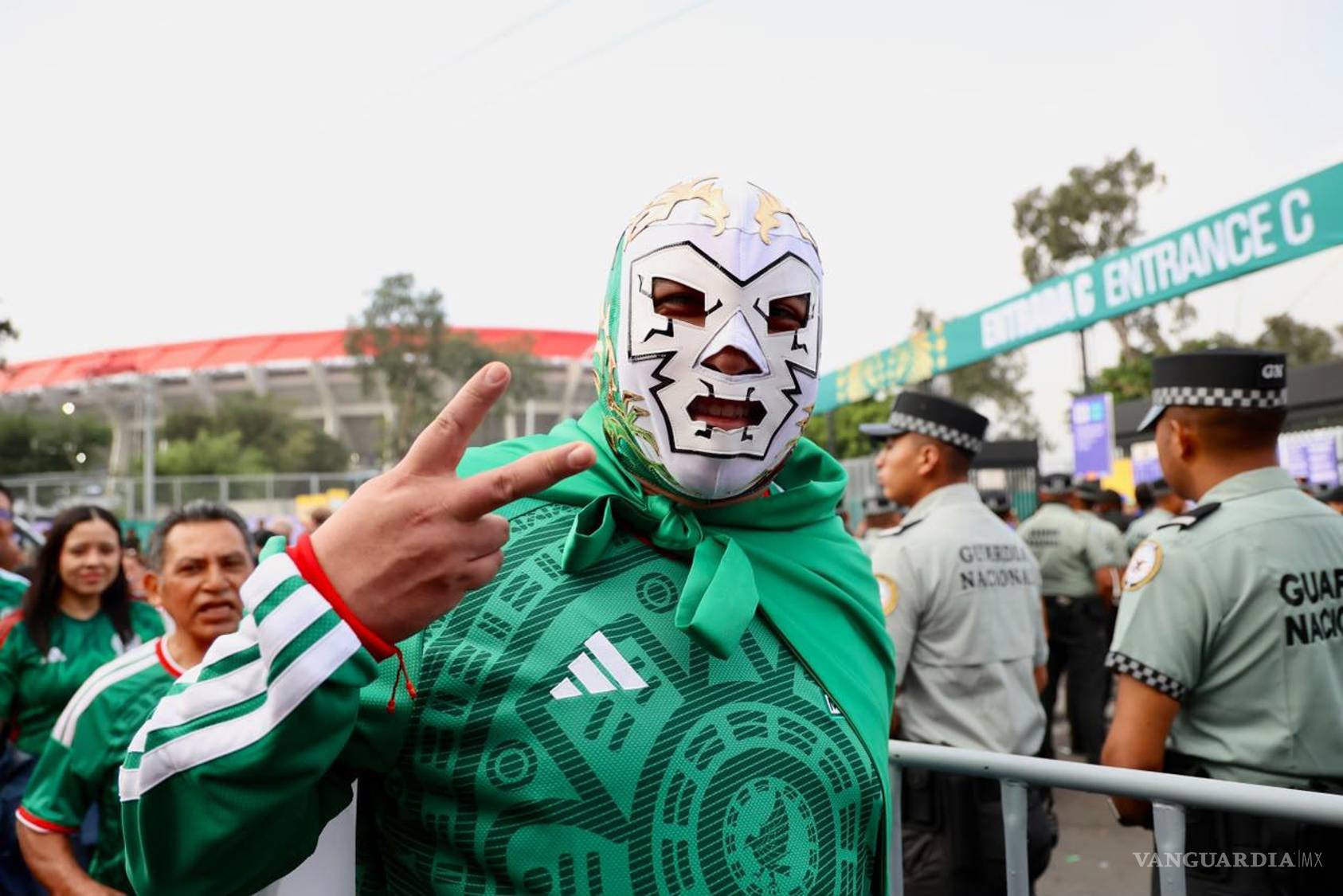 $!Aficionados muestran su apoyo a sus selecciones durante la jornada inaugural.
