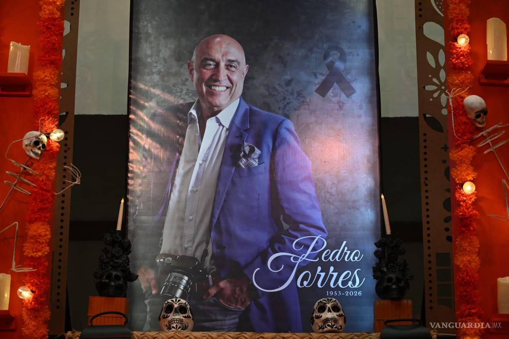 $!El Palacio de Gobierno de Coahuila rinde tributo al productor saltillense Pedro Torres Castilla con un altar monumental por el Día de Muertos.