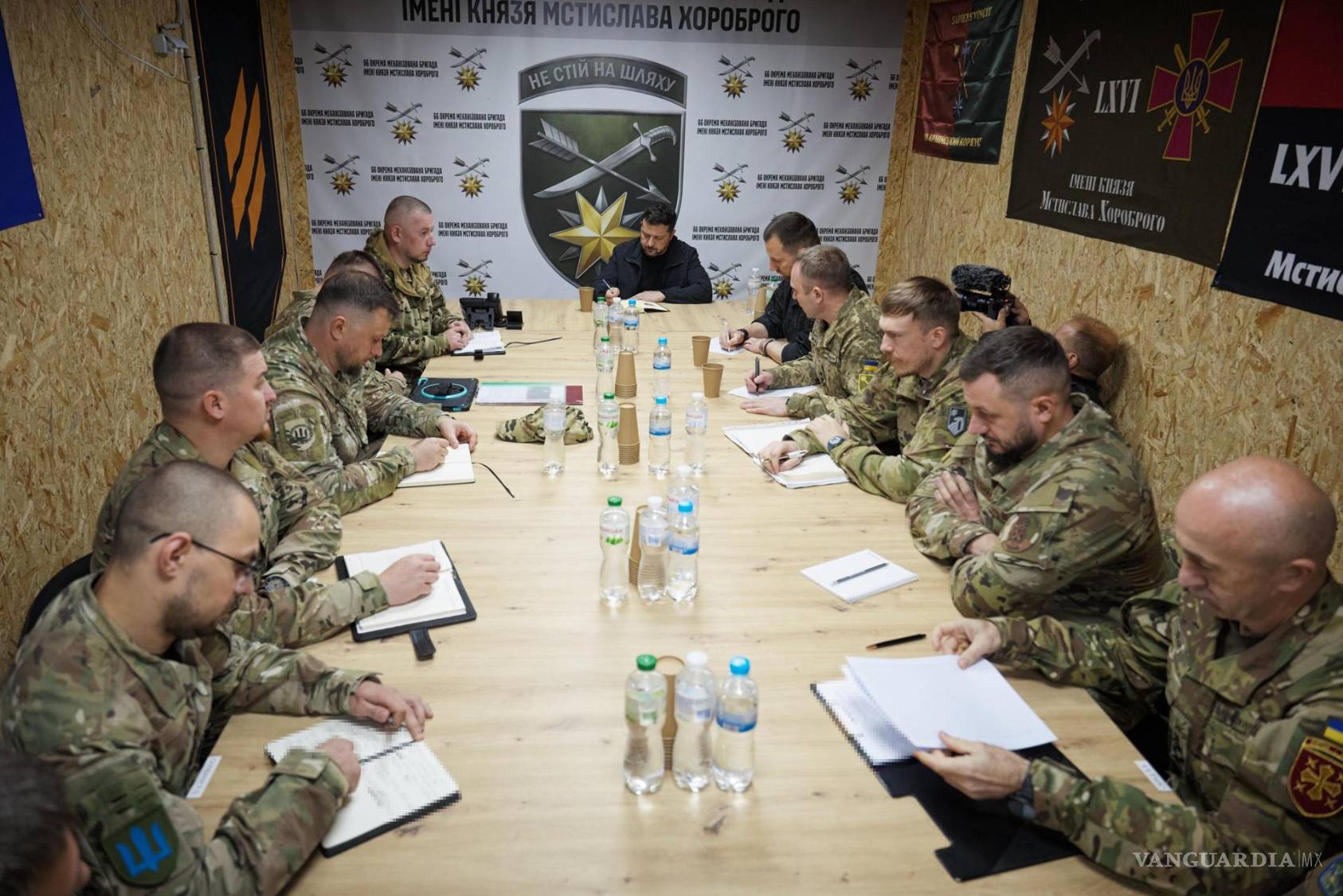 $!El presidente ucraniano, Volodímir Zelenski, visitó a algunas de las tropas que llevan a cabo la contraofensiva ucraniana en el eje del frente de Limán, en el norte de la región de Donetsk