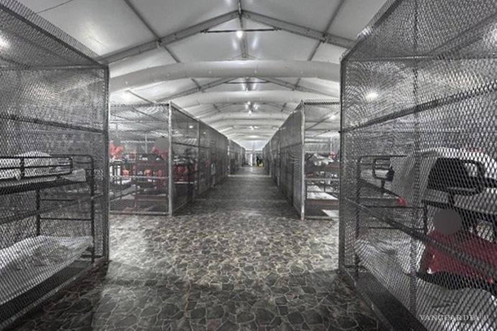 $!Fotografía que muestra jaulas metálicas como zonas de calma para los migrantes detenidos en Alligator Alcatraz, antes de su cierre este verano en el sur de Florida.