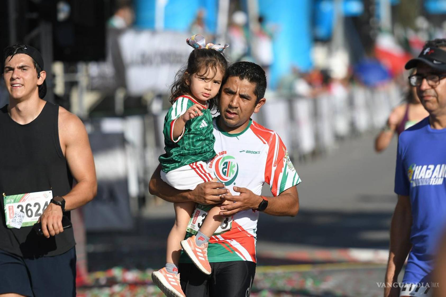 $!Miles de personas salieron a las calles para apoyar a los corredores durante la edición 2026 de la 21K Coahuila.