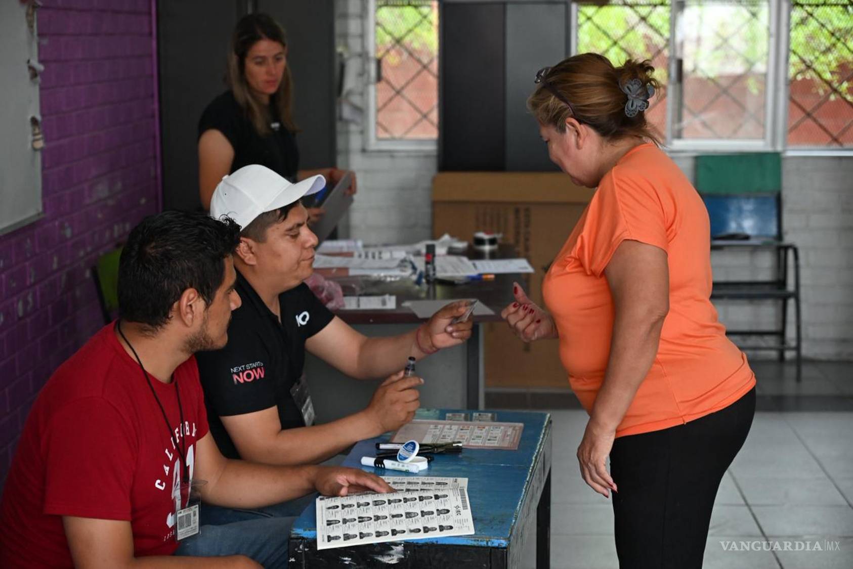 $!Ciudadanos acudieron desde temprana hora a las casillas instaladas en la escuela 5 de Mayo, en la colonia Asturias, donde la jornada transcurrió con normalidad y alta participación.