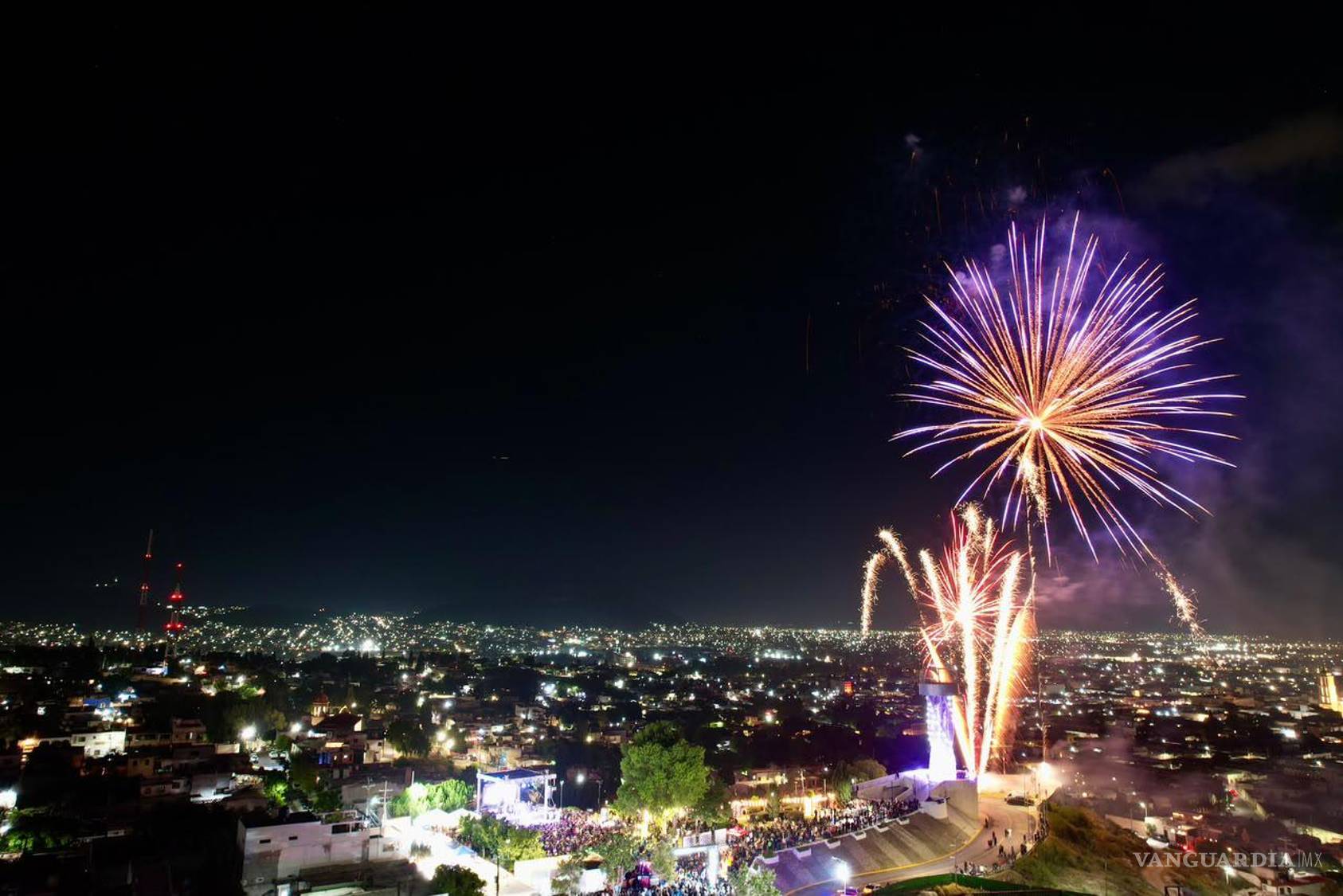 $!Un espectáculo de fuegos artificiales iluminó el cielo del Mirador como parte de la celebración por el aniversario de Saltillo.