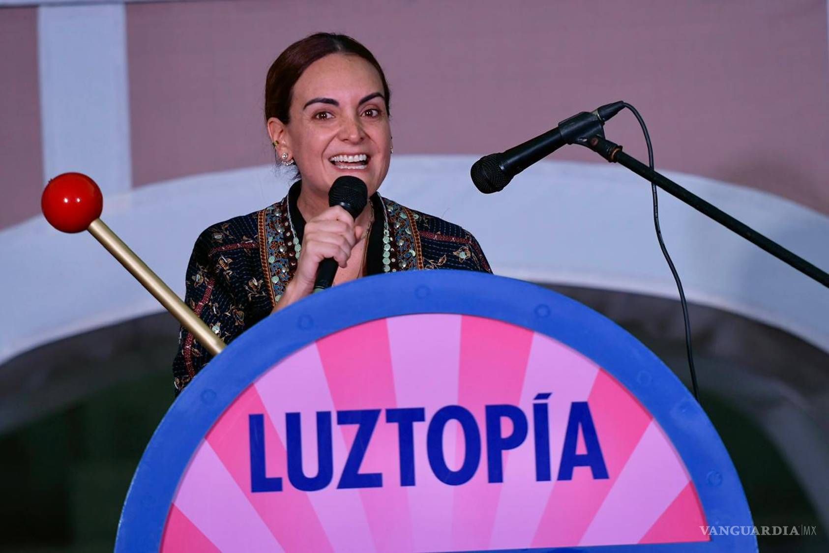 $!La inauguración del festival de luces navideñas más grande de México estuvo encabezada por Anabel Mellado Garza, directora general del festival.