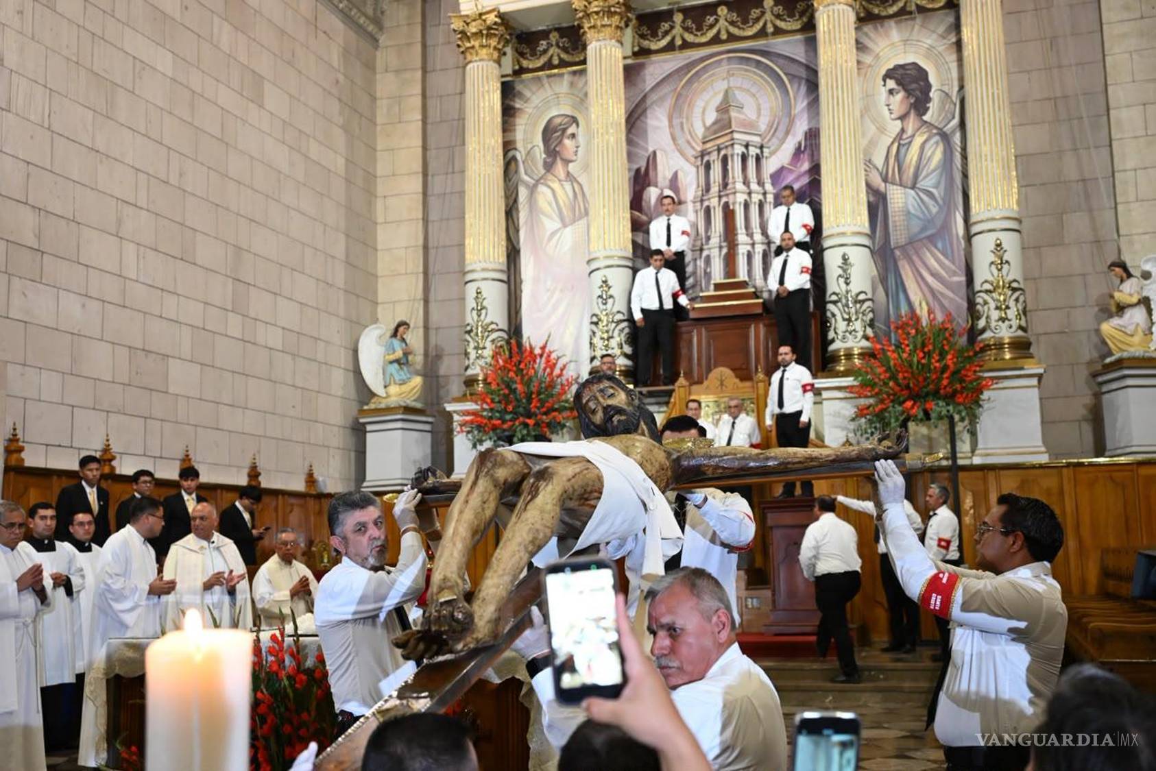 $!El Santo Cristo fue trasladado a la Catedral de Saltillo, donde permanecerá hasta el 6 de agosto.