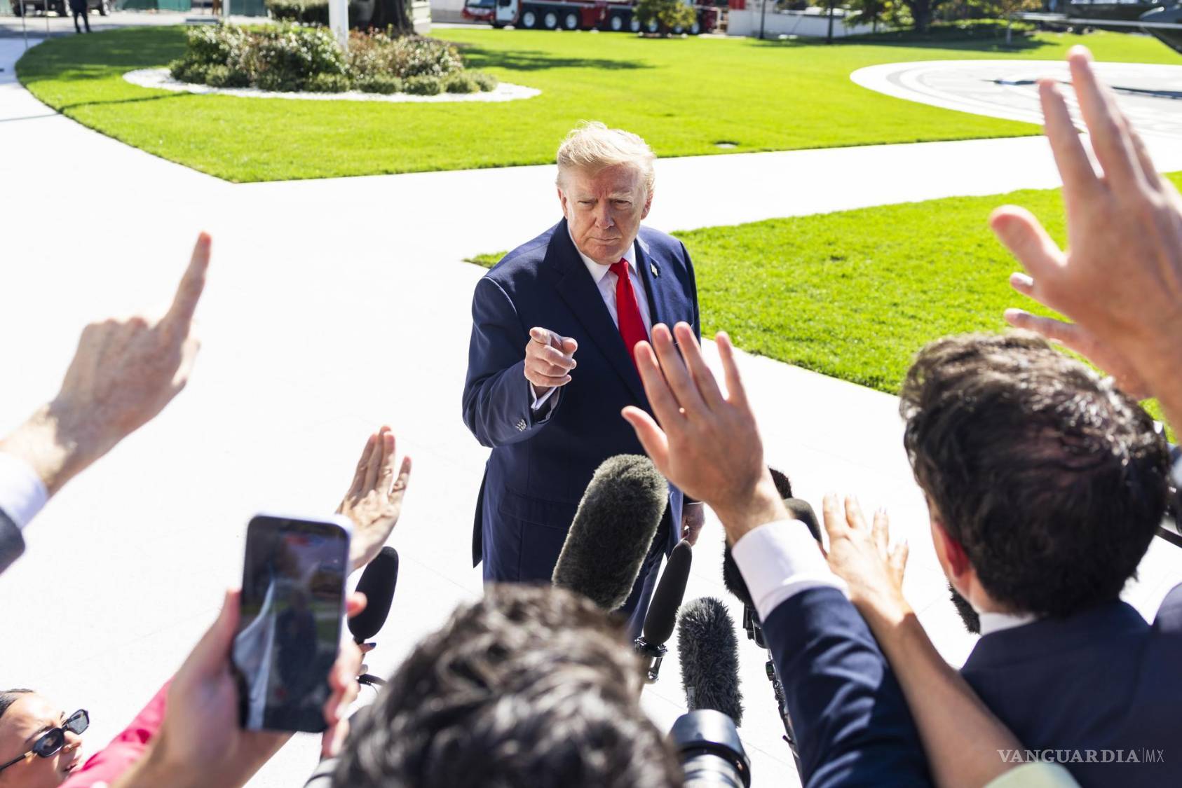 $!Donald Trump hace declaraciones a los periodistas antes de viajar a Alaska, para apoyar al Senador Republicano Dan S. Sullivan, en las elecciones del 3 de Noviembre.