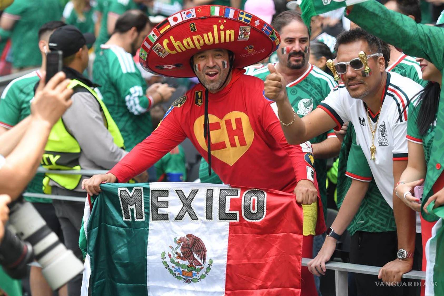$!Entre cánticos, baile y una incesante presión mexicana, la tribuna mantuvo viva la fiesta durante todo el encuentro.
