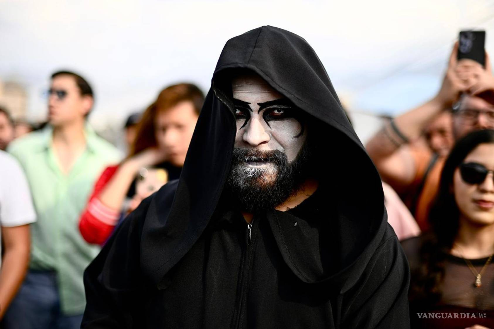 $!Familias completas, niños y adultos mayores siguieron el recorrido, algunos en silencio y otros en oración, durante la edición 50 del Viacrucis viviente.