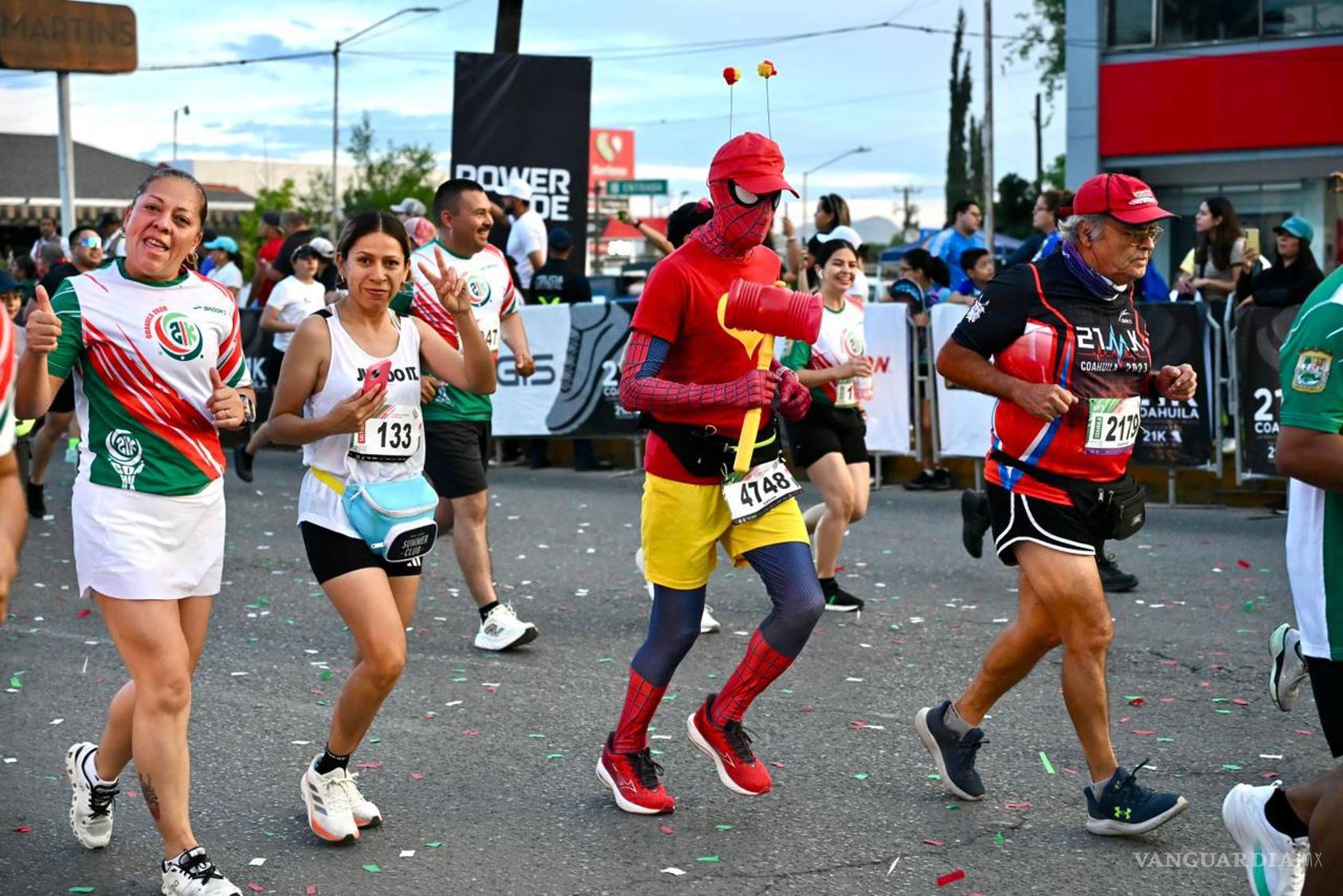 $!Personajes como el Chapulín Colorado y Forrest Gump formaron parte de las postales más llamativas del recorrido.