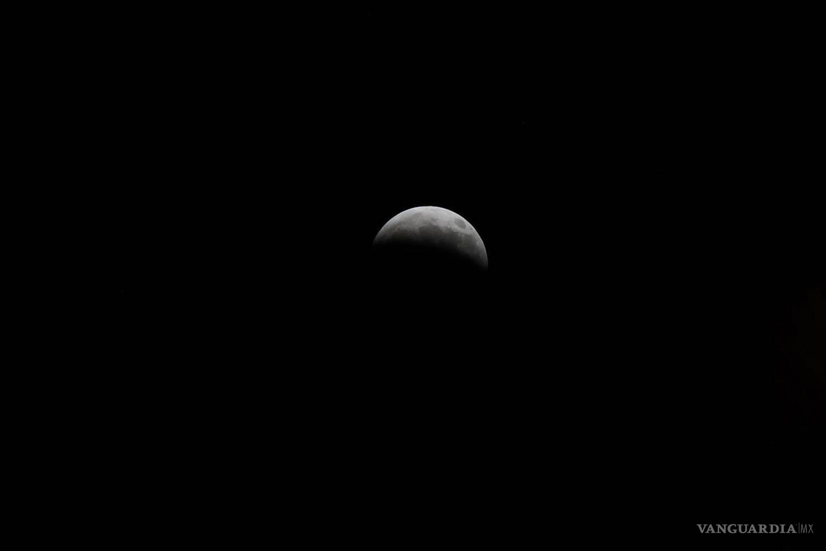 $!El eclipse lunar ofreció un espectáculo astronómico que pudo apreciarse en el cielo nocturno de Saltillo.