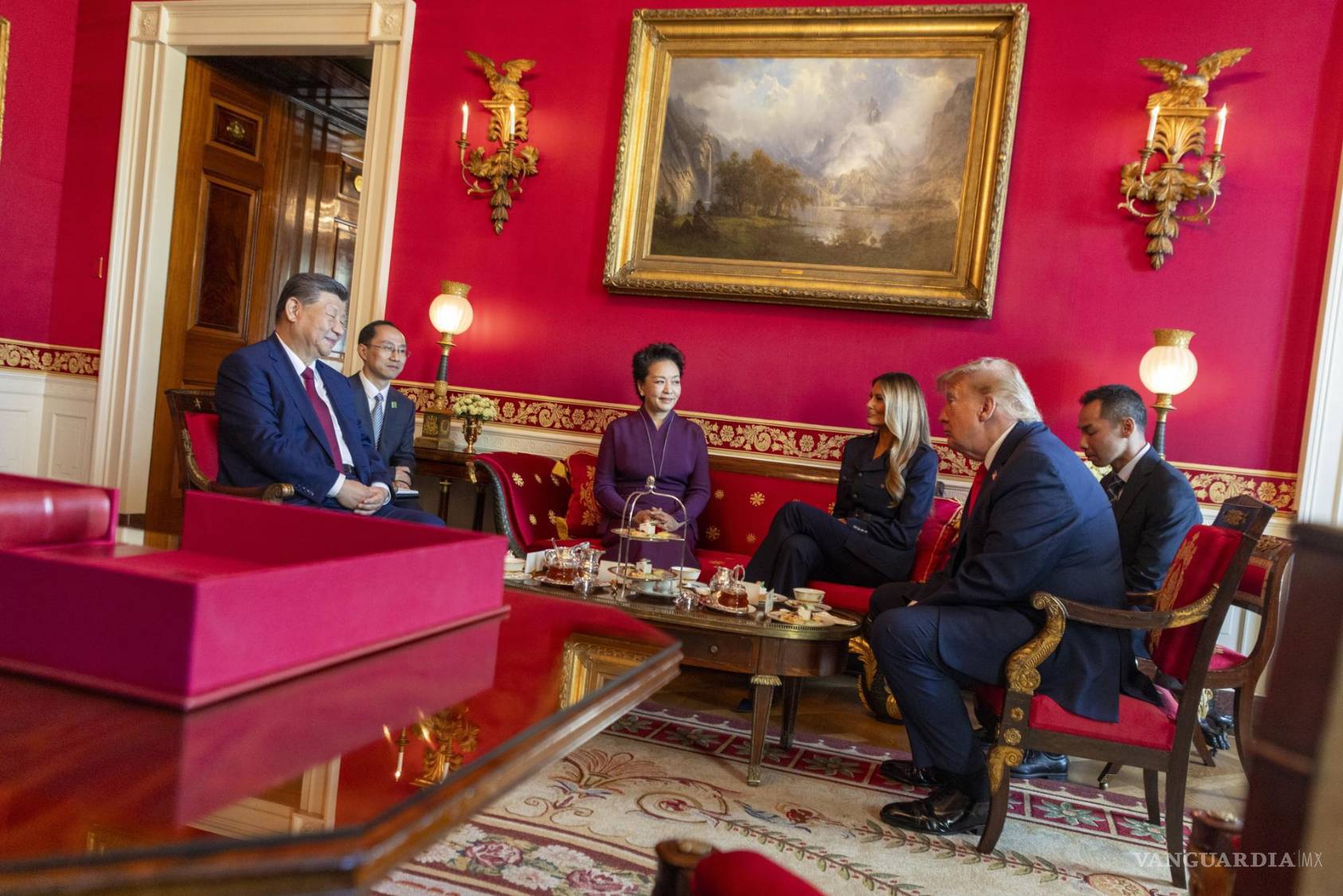 $!Los presidentes de China y EU, Xi Jinping y Donald Trump. La primeras damas de China y EU Peng Liyuan y Melania Trump en el Salón Rojo de la Casa Blanca.