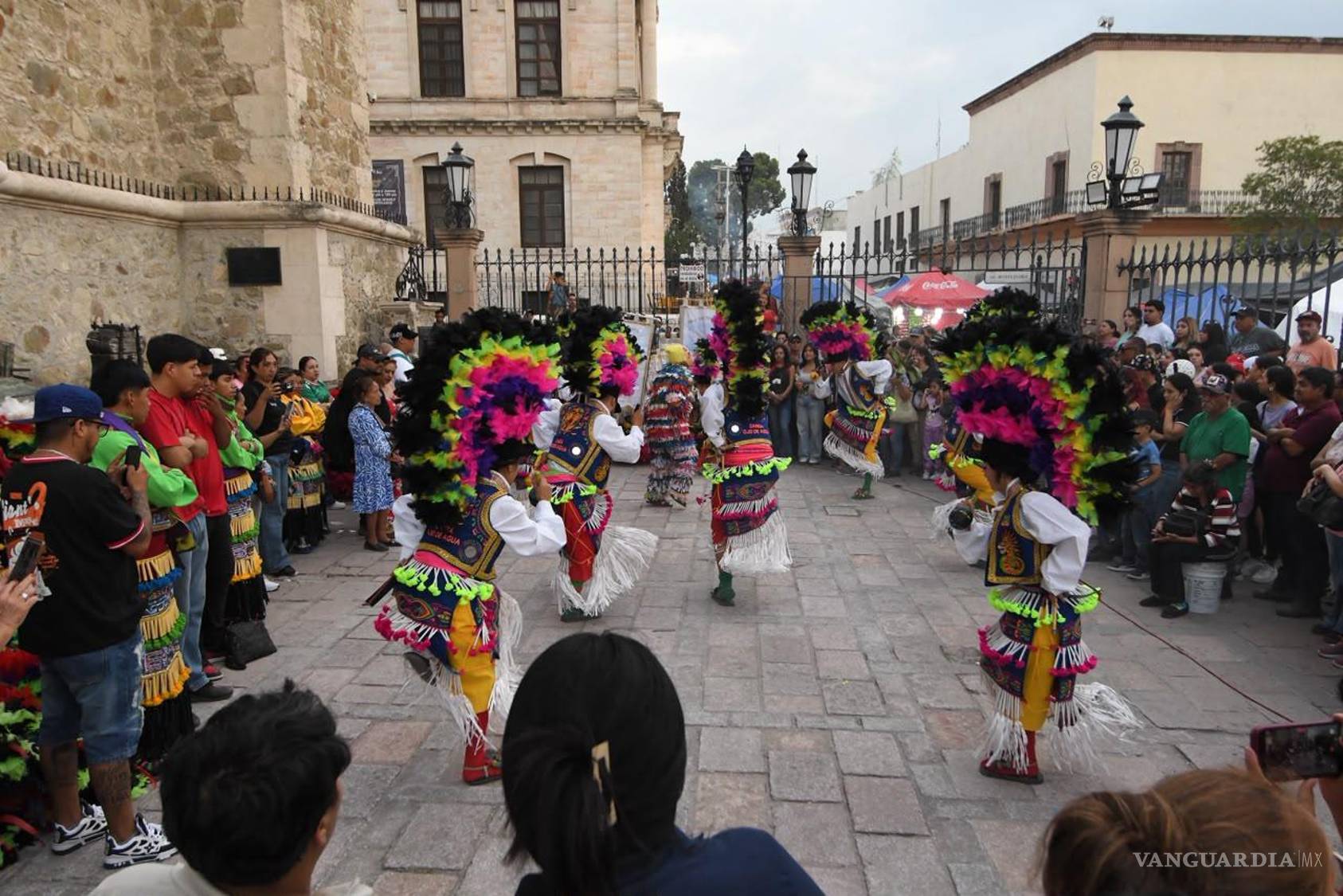 $!Las tradicionales danzas de matlachines acompañaron la jornada de fe en honor al Santo Cristo de la Capilla en el Centro Histórico.