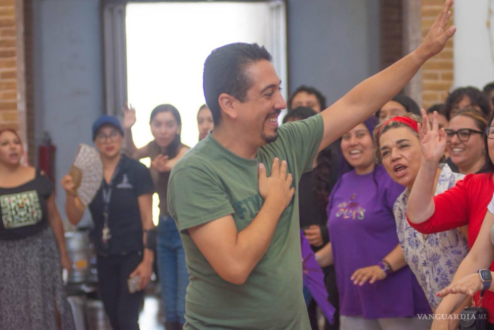 $!Los cantantes y actores de la Compañía Ópera de Saltillo (COSA) afinan detalles de su expresión corporal para dar vida a una ópera más dinámica y cercana a la realidad contemporánea.
