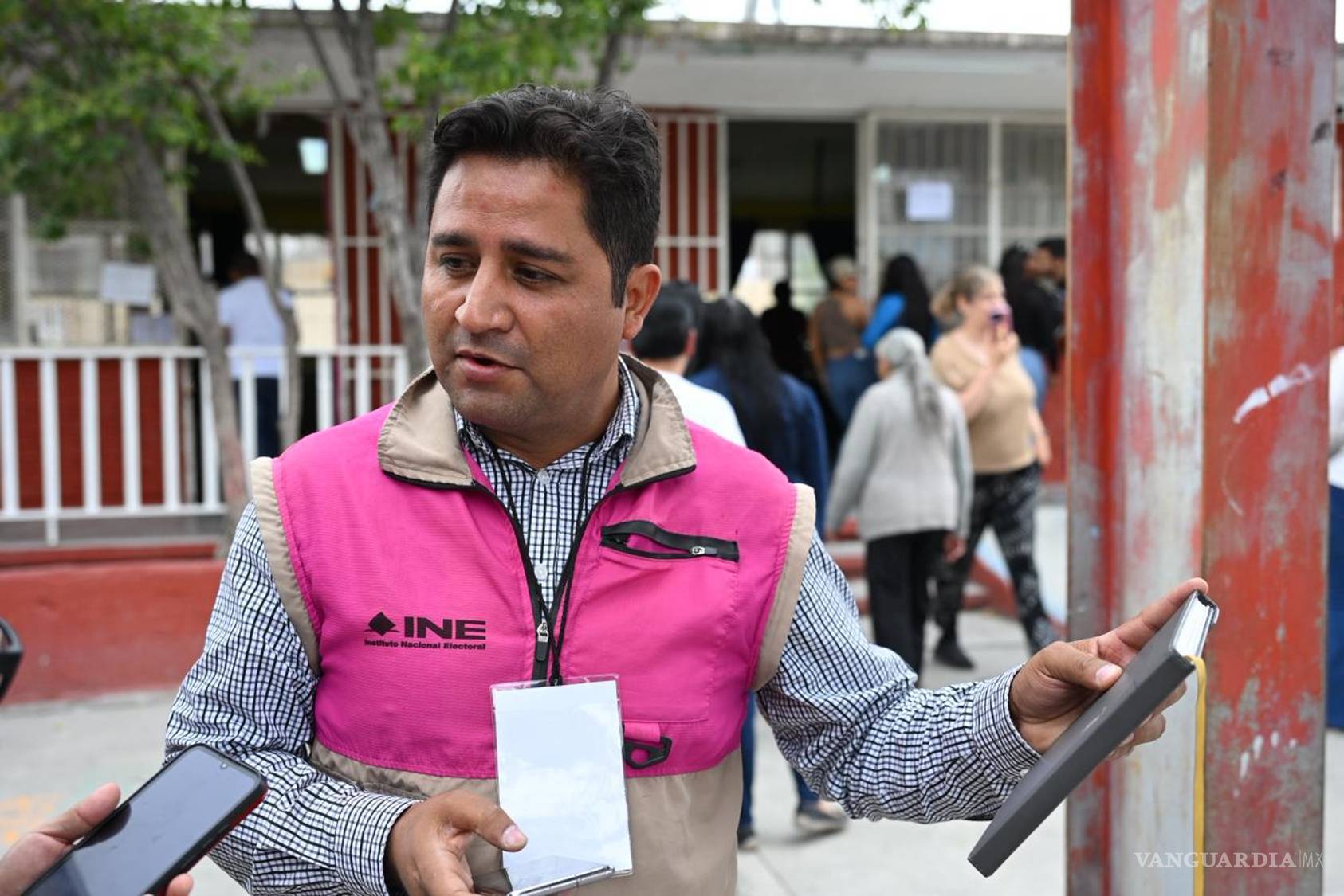 $!La jornada electoral en la escuela Gabriela Mistral, en la colonia Fresnos, avanzó con normalidad tras resolverse el retraso en la apertura de una casilla.