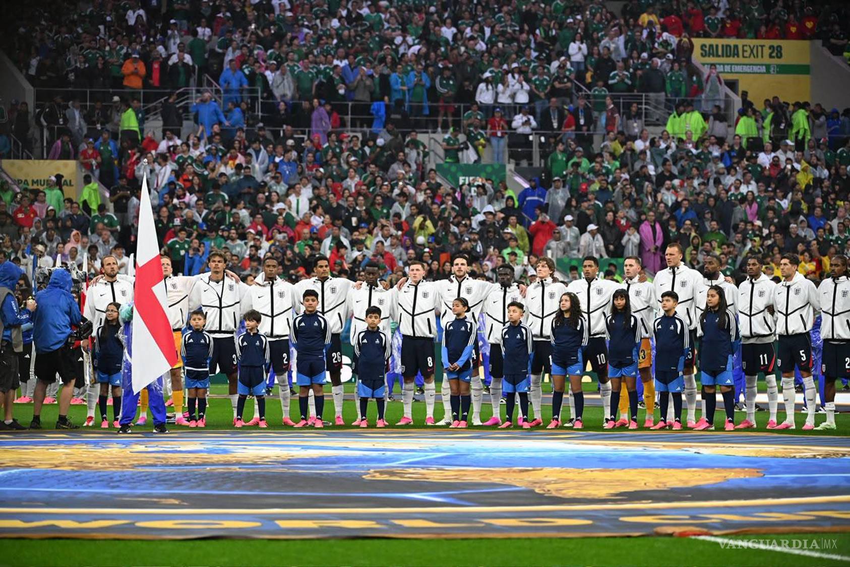 $!Inglaterra canta el himno nacional.